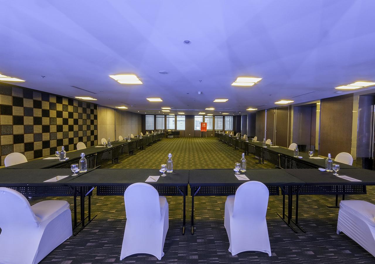 Swiss-Belhotel Mangga Besar Джакарта Екстериор снимка