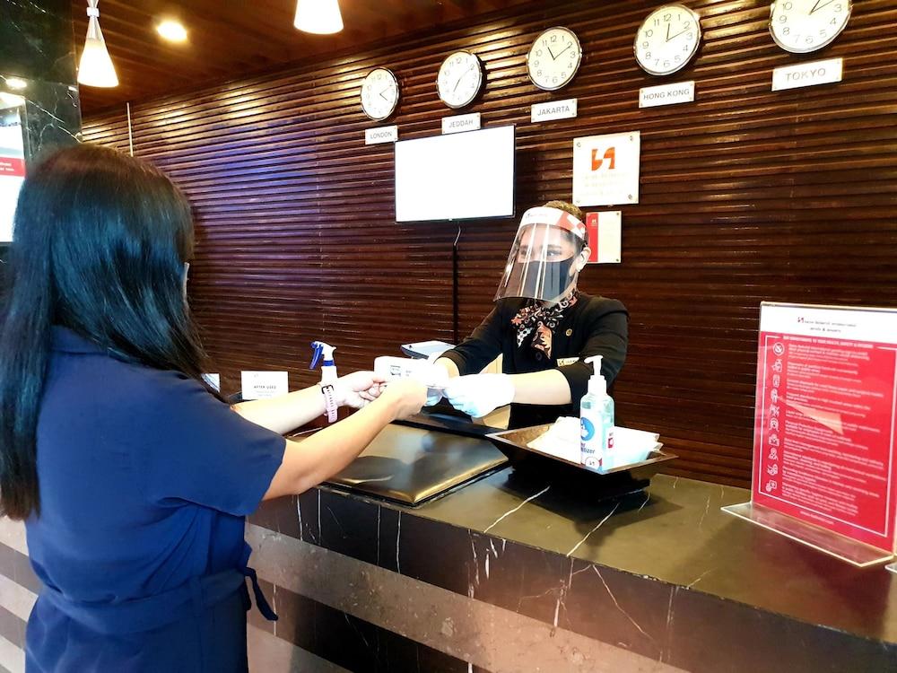 Swiss-Belhotel Mangga Besar Джакарта Екстериор снимка